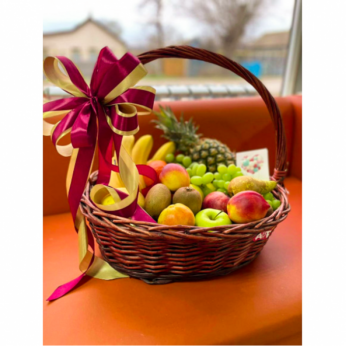 Корзина фруктов с большим бантом